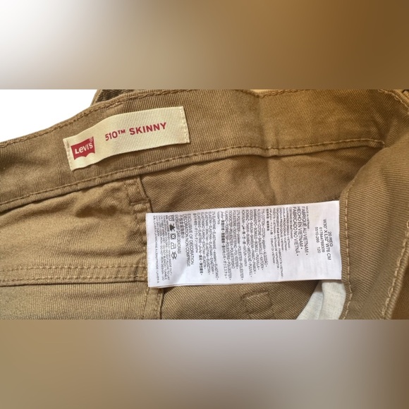 Man  Levi’s Khakis Pants - Picture 2 of 4